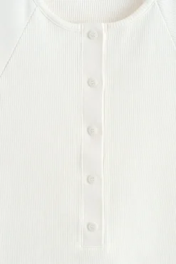 ABGERUNDETES, GERIPPTES HENLEY-OBERTEIL AUS JERSEY