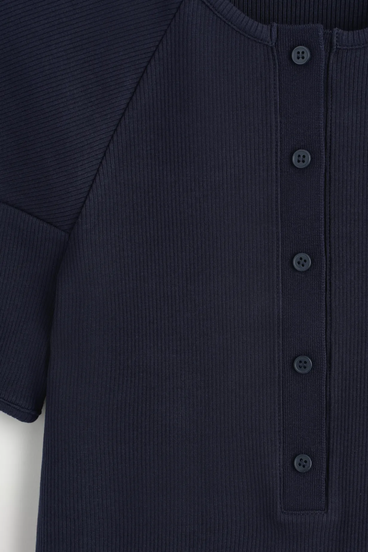 ABGERUNDETES, GERIPPTES HENLEY-OBERTEIL AUS JERSEY
