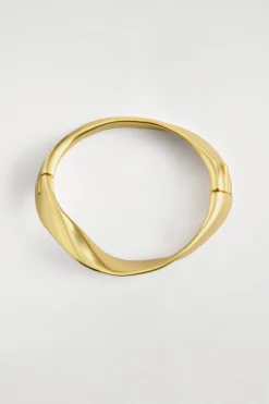 ARMBAND IN GEDREHTER OPTIK