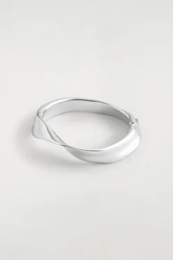 ARMBAND IN GEDREHTER OPTIK