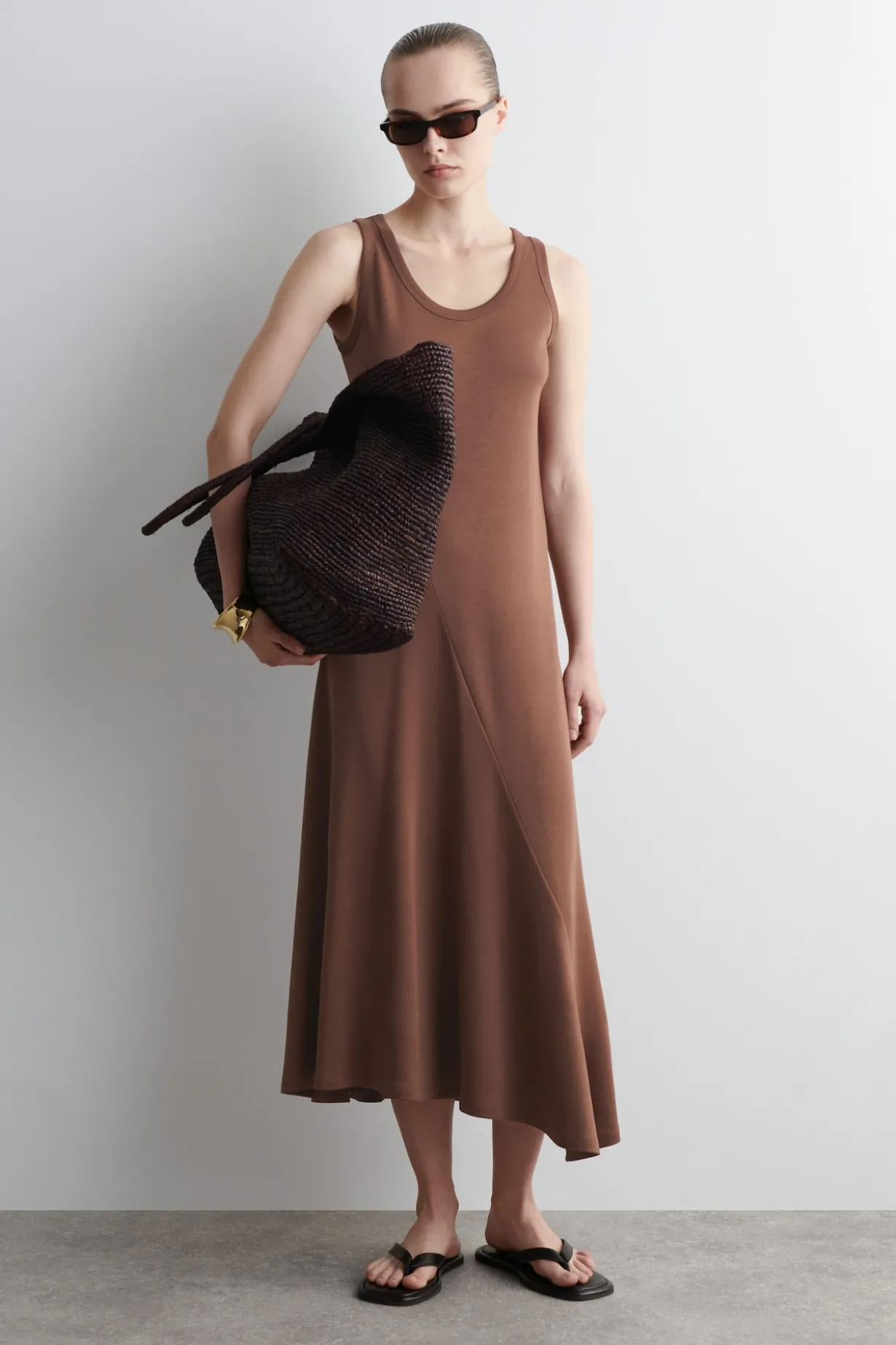 ASYMMETRISCHES MIDIKLEID AUS JERSEY