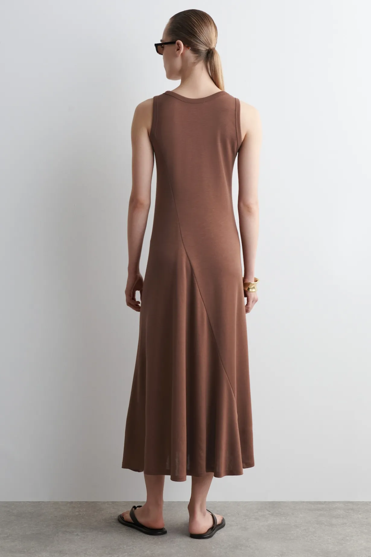 ASYMMETRISCHES MIDIKLEID AUS JERSEY