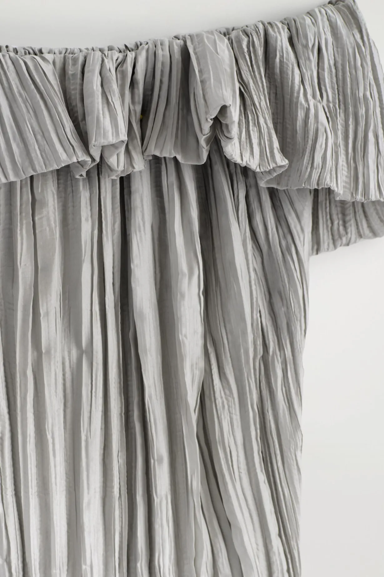 ASYMMETRISCHES SEIDENKLEID MIT FALTEN