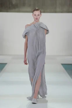 ASYMMETRISCHES SEIDENKLEID MIT FALTEN