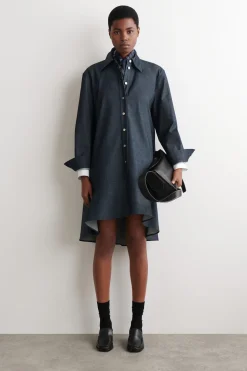 AUSGESTELLTES HEMDKLEID AUS DENIM IN MINILÄNGE