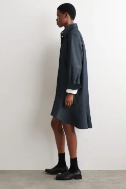 AUSGESTELLTES HEMDKLEID AUS DENIM IN MINILÄNGE