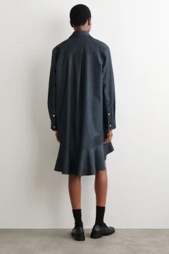 AUSGESTELLTES HEMDKLEID AUS DENIM IN MINILÄNGE