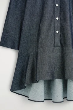 AUSGESTELLTES HEMDKLEID AUS DENIM IN MINILÄNGE