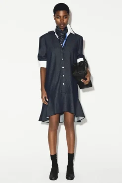 AUSGESTELLTES HEMDKLEID AUS DENIM IN MINILÄNGE