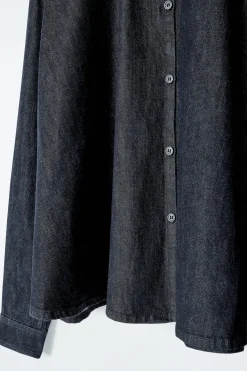 AUSGESTELLTES JEANSHEMD MIT NORMALER PASSFORM