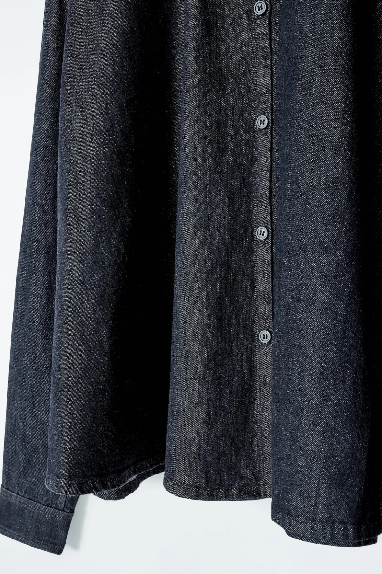 AUSGESTELLTES JEANSHEMD MIT NORMALER PASSFORM