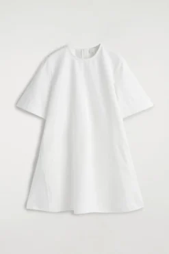 AUSGESTELLTES MINIKLEID AUS DENIM