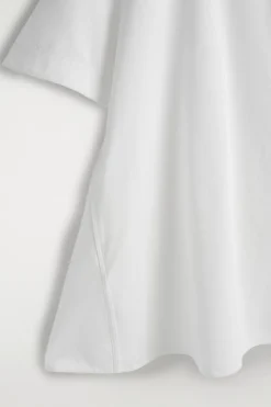 AUSGESTELLTES MINIKLEID AUS DENIM