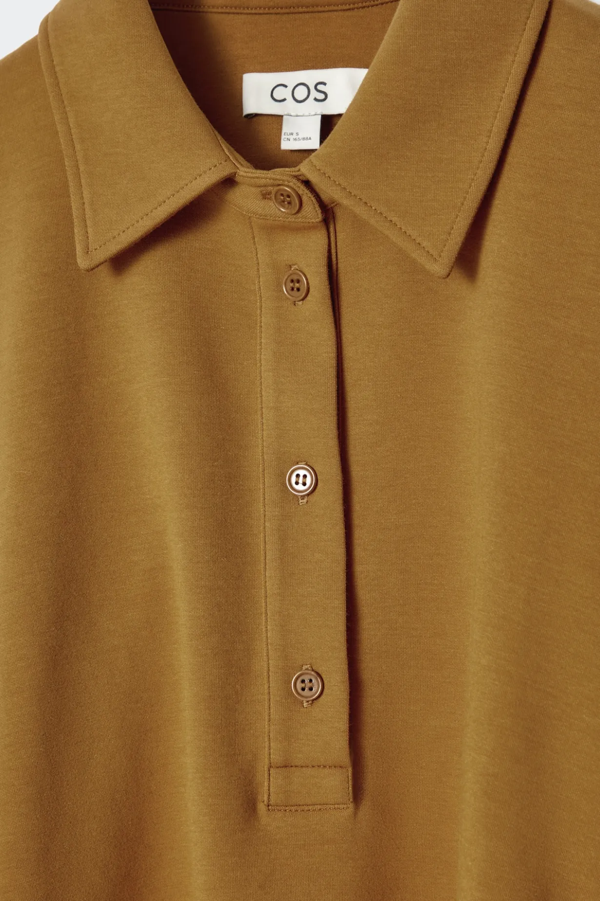 AUSGESTELLTES POLOSHIRT AUS BAUMWOLLJERSEY