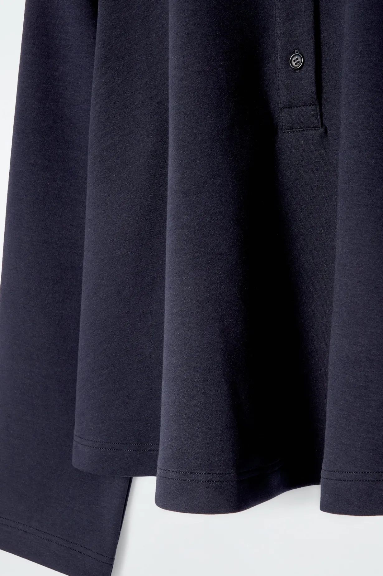 AUSGESTELLTES POLOSHIRT AUS BAUMWOLLJERSEY