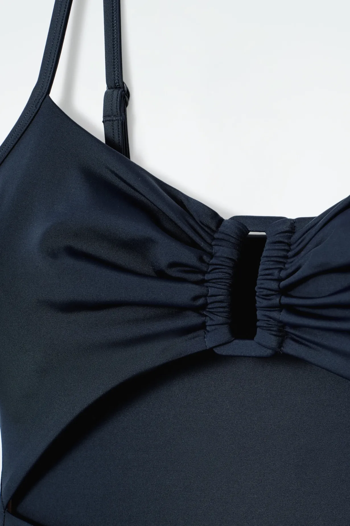 BADEANZUG MIT RAFFUNGEN UND CUT-OUT