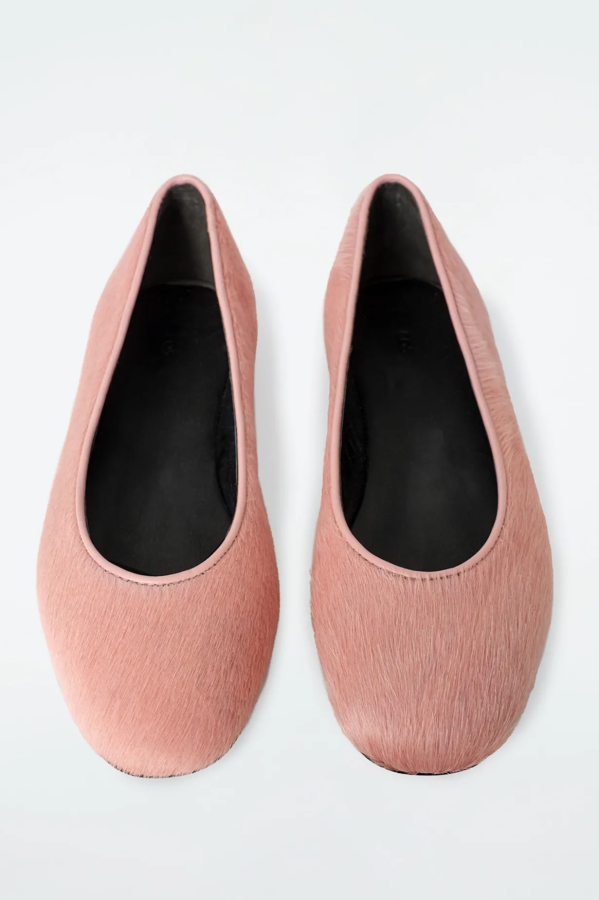 BALLERINAS AUS LEDER MIT PONYHAAR-EFFEKT