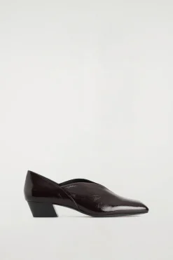 BALLERINAS AUS LEDER MIT SCHRÄGEM ABSATZ