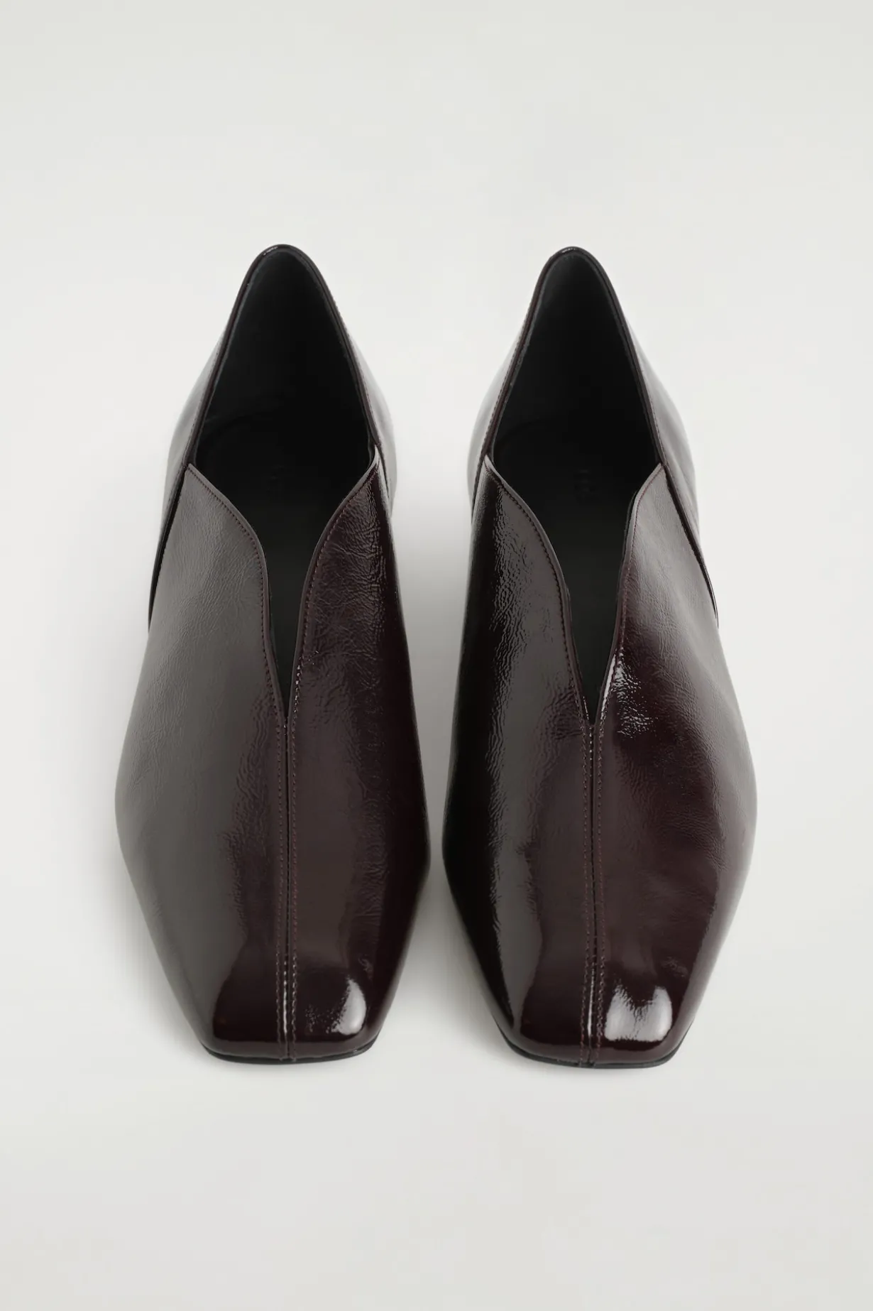 BALLERINAS AUS LEDER MIT SCHRÄGEM ABSATZ