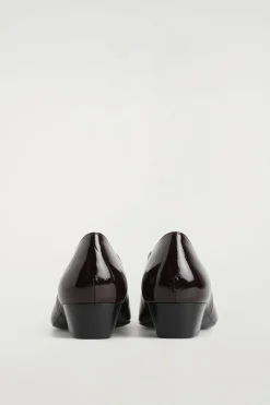 BALLERINAS AUS LEDER MIT SCHRÄGEM ABSATZ