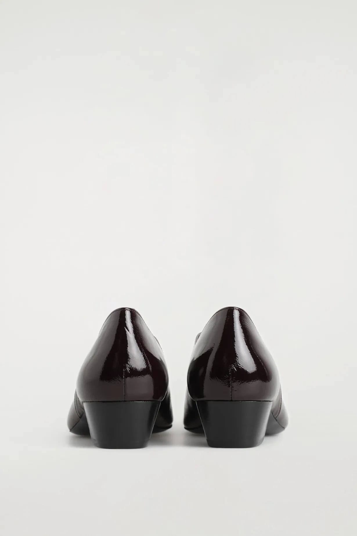 BALLERINAS AUS LEDER MIT SCHRÄGEM ABSATZ