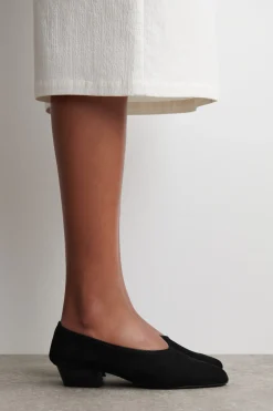 BALLERINAS AUS VELOURSLEDER MIT ABSATZ