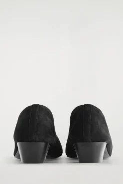 BALLERINAS AUS VELOURSLEDER MIT ABSATZ