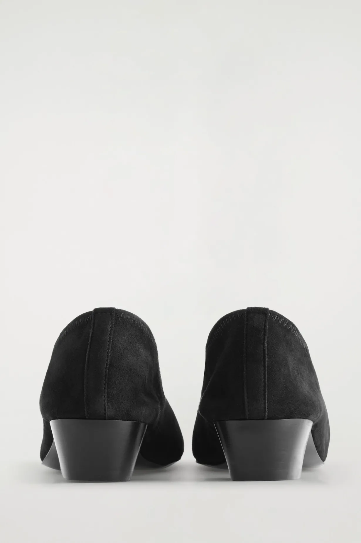 BALLERINAS AUS VELOURSLEDER MIT ABSATZ