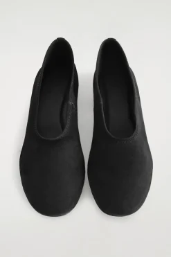BALLERINAS AUS VELOURSLEDER MIT ABSATZ