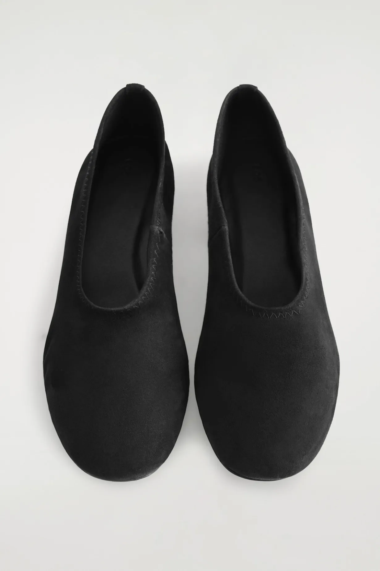 BALLERINAS AUS VELOURSLEDER MIT ABSATZ