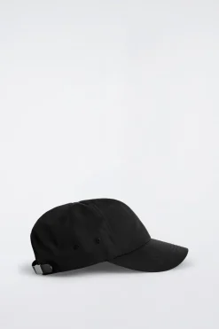 BASECAP AUS GLÄNZENDEM MATERIAL