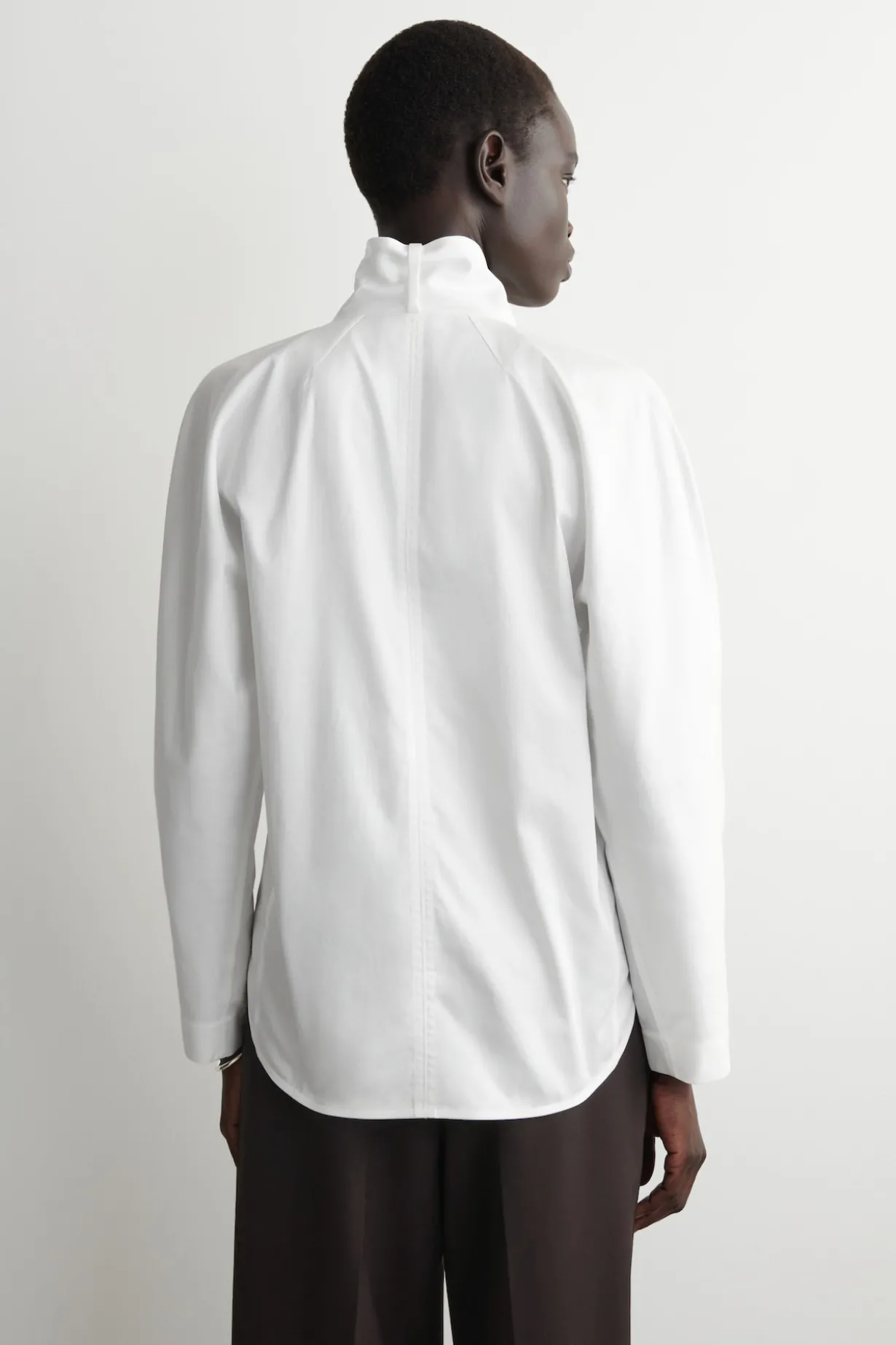 BAUMWOLLBLUSE MIT SCHALKRAGEN