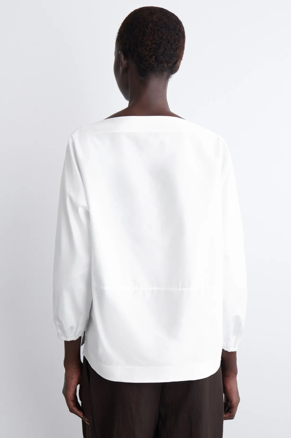 BAUMWOLLBLUSE MIT U-BOOT-AUSSCHNITT