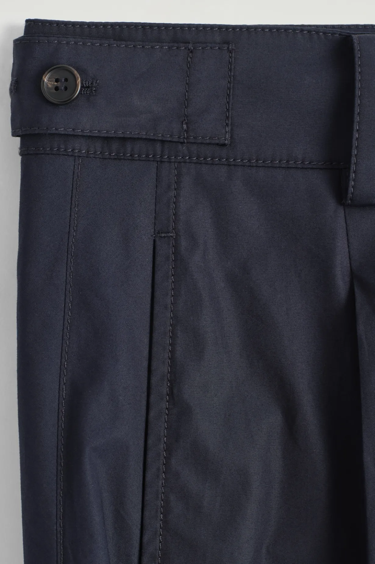 BAUMWOLLHOSE MIT BARREL-BEIN UND FALTEN
