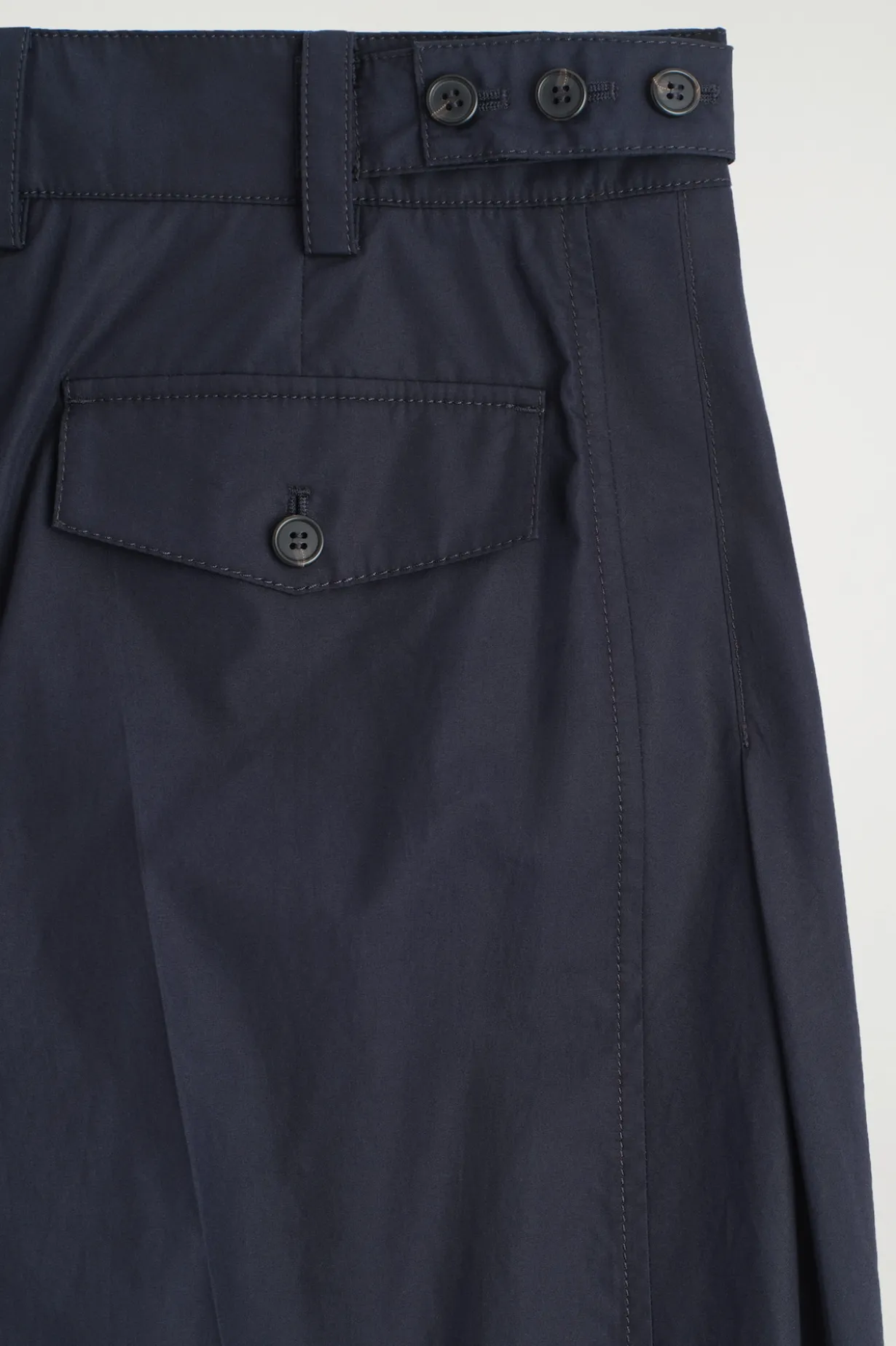 BAUMWOLLHOSE MIT BARREL-BEIN UND FALTEN