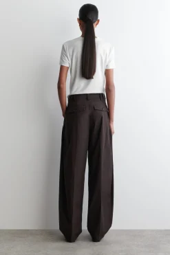 BAUMWOLLHOSE MIT BARREL-BEIN UND FALTEN