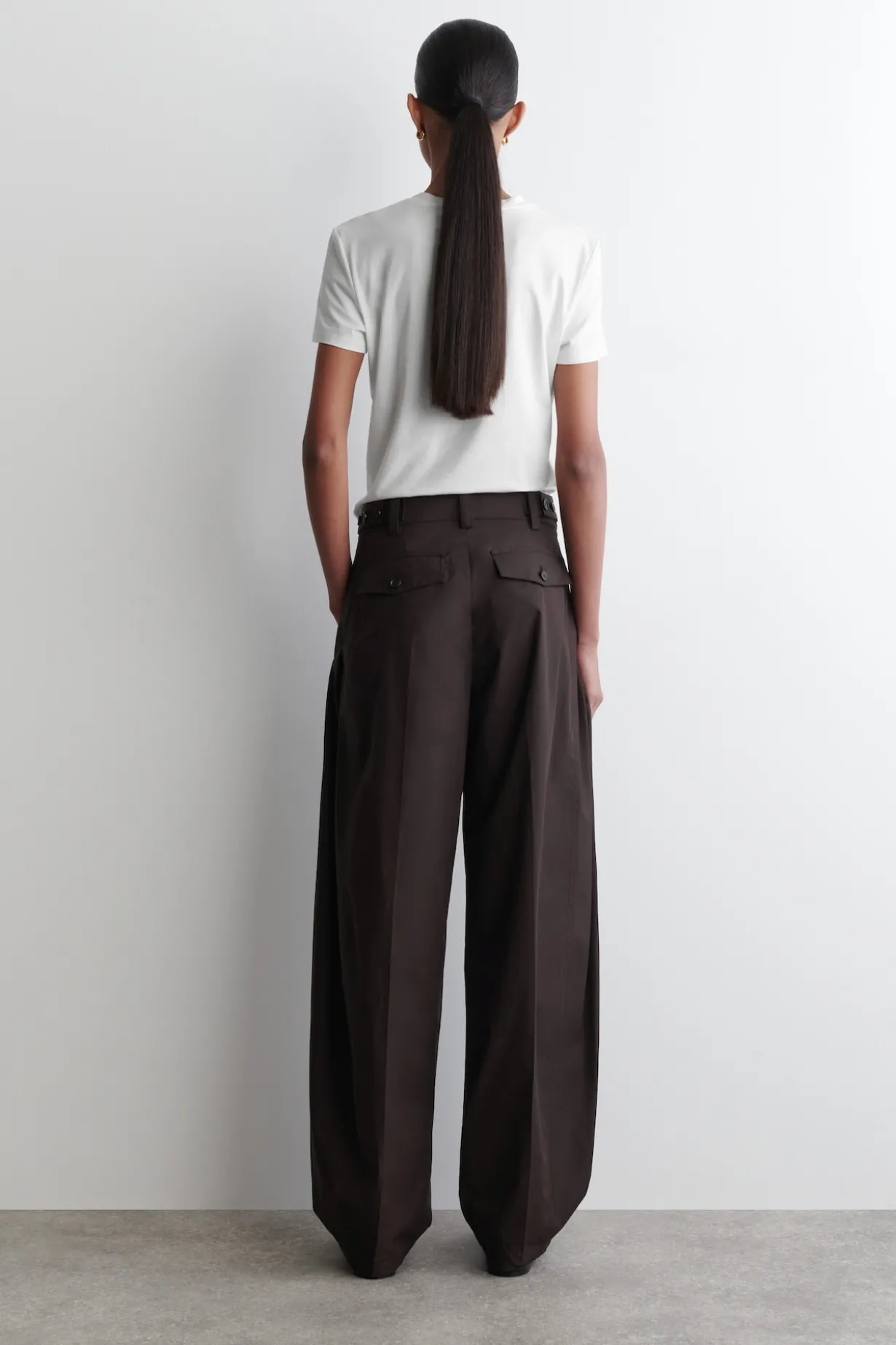 BAUMWOLLHOSE MIT BARREL-BEIN UND FALTEN