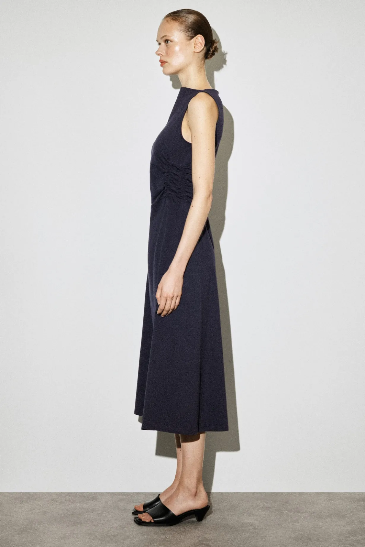 BAUMWOLLJERSEY-MIDIKLEID MIT RÜSCHEN AN DER TAILLE