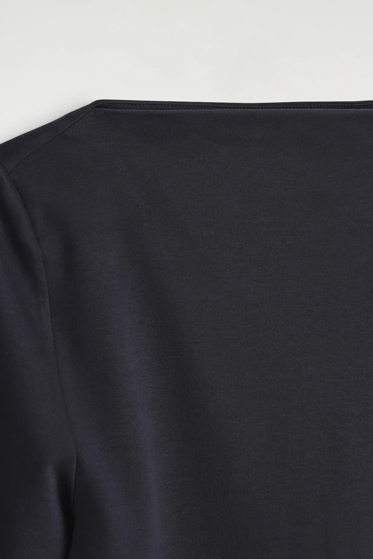 BAUMWOLL-T-SHIRT MIT U-BOOT-AUSSCHNITT
