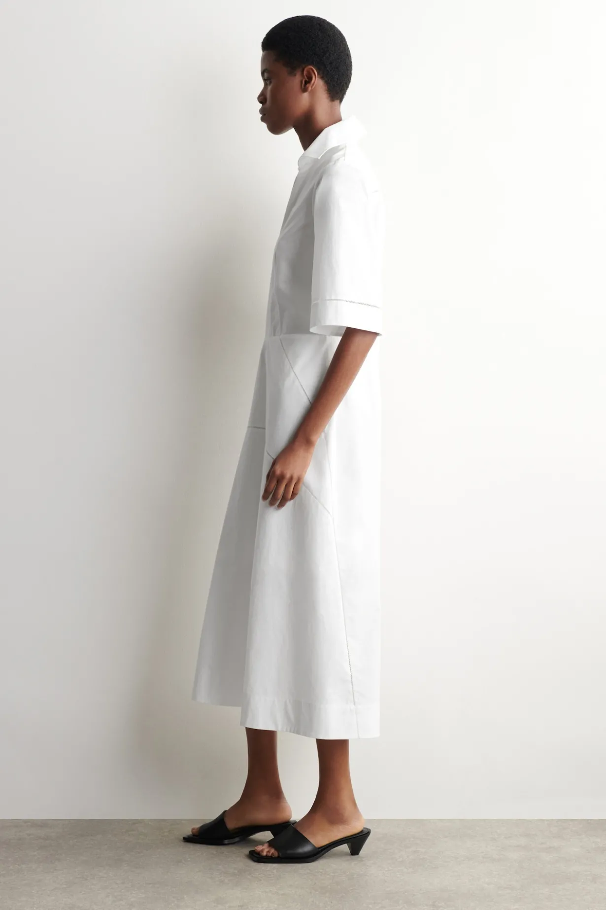 BESTICKTES MIDIKLEID AUS PIMA-BAUMWOLLE