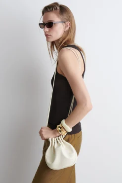 BEUTELTASCHE MIT RAFFUNGEN - LEDER