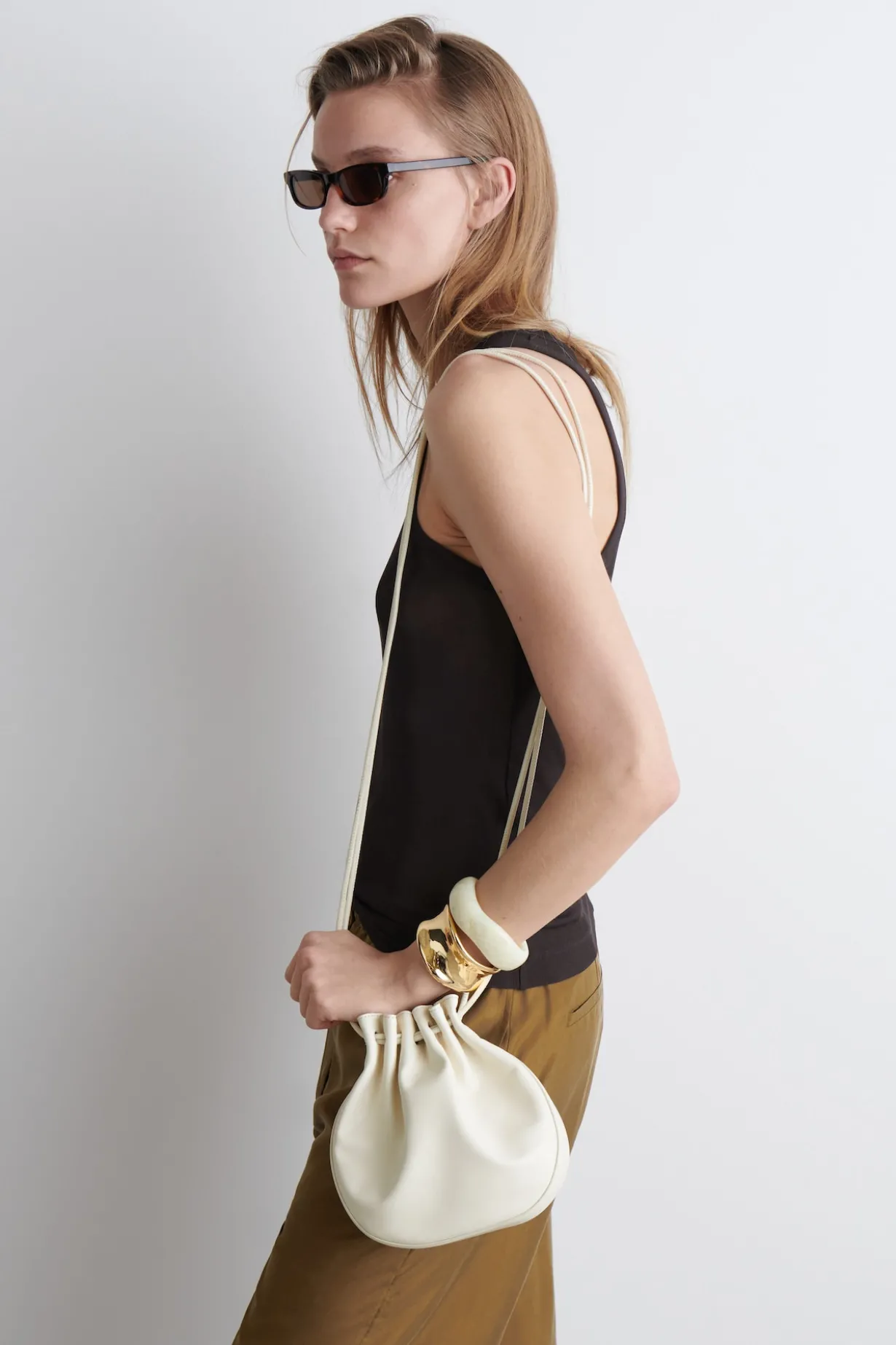 BEUTELTASCHE MIT RAFFUNGEN - LEDER