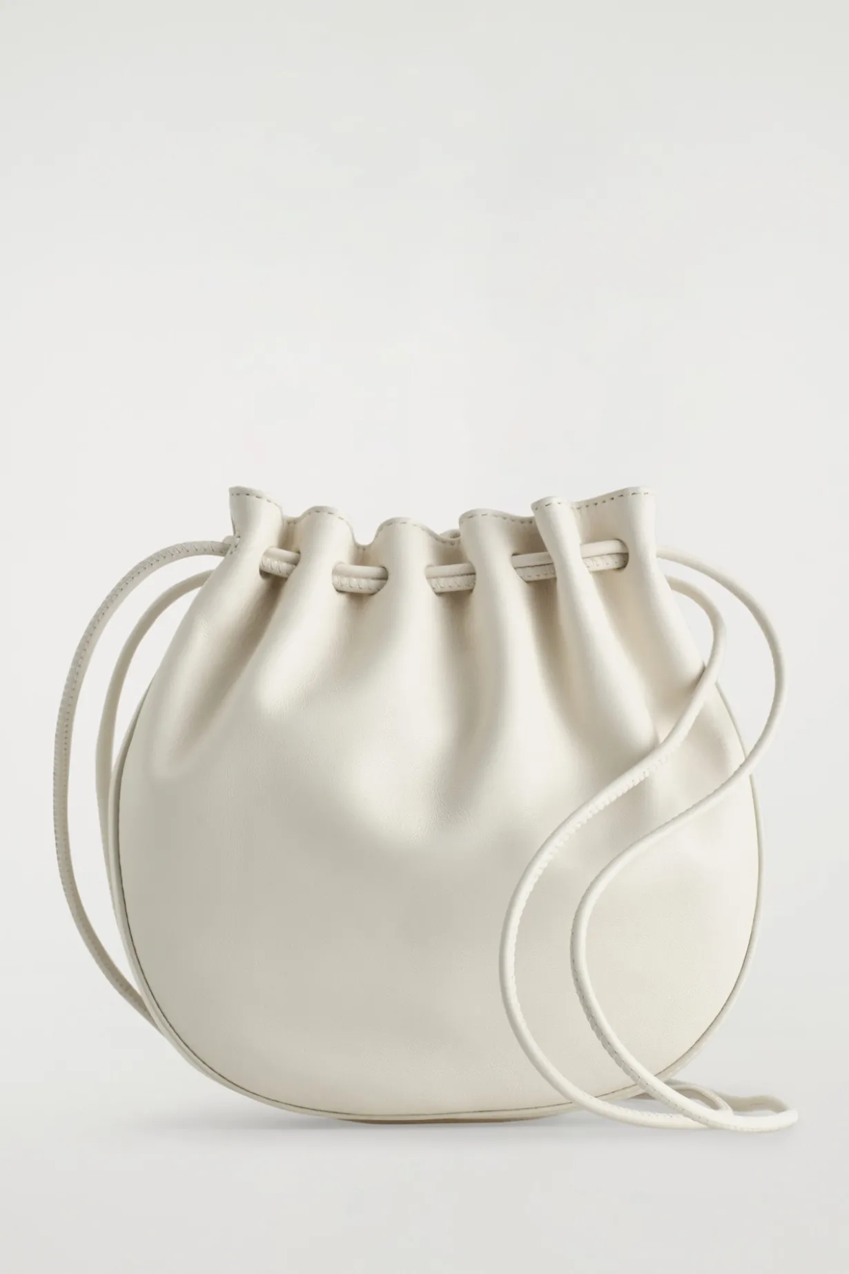 BEUTELTASCHE MIT RAFFUNGEN - LEDER