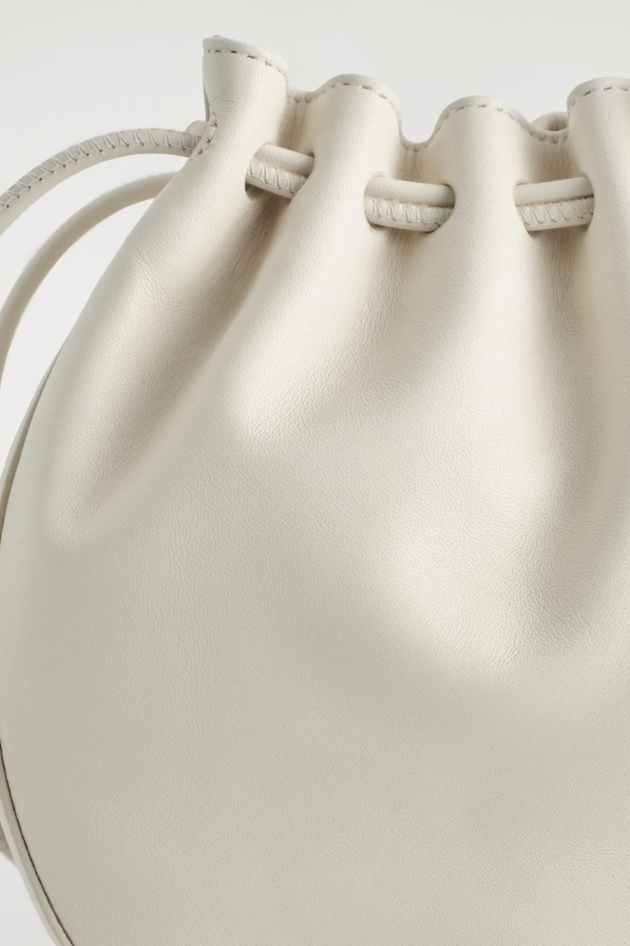 BEUTELTASCHE MIT RAFFUNGEN - LEDER