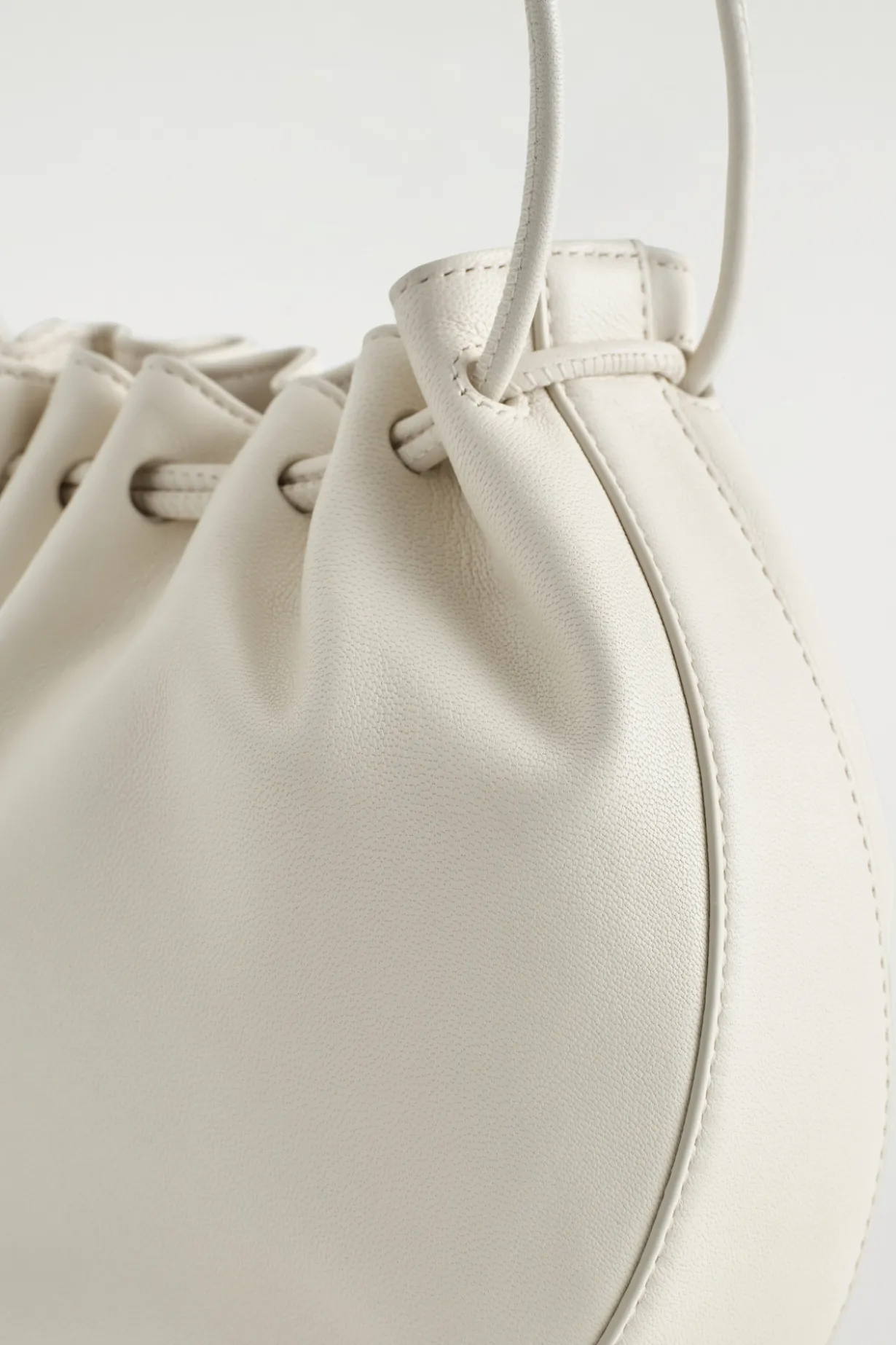 BEUTELTASCHE MIT RAFFUNGEN - LEDER
