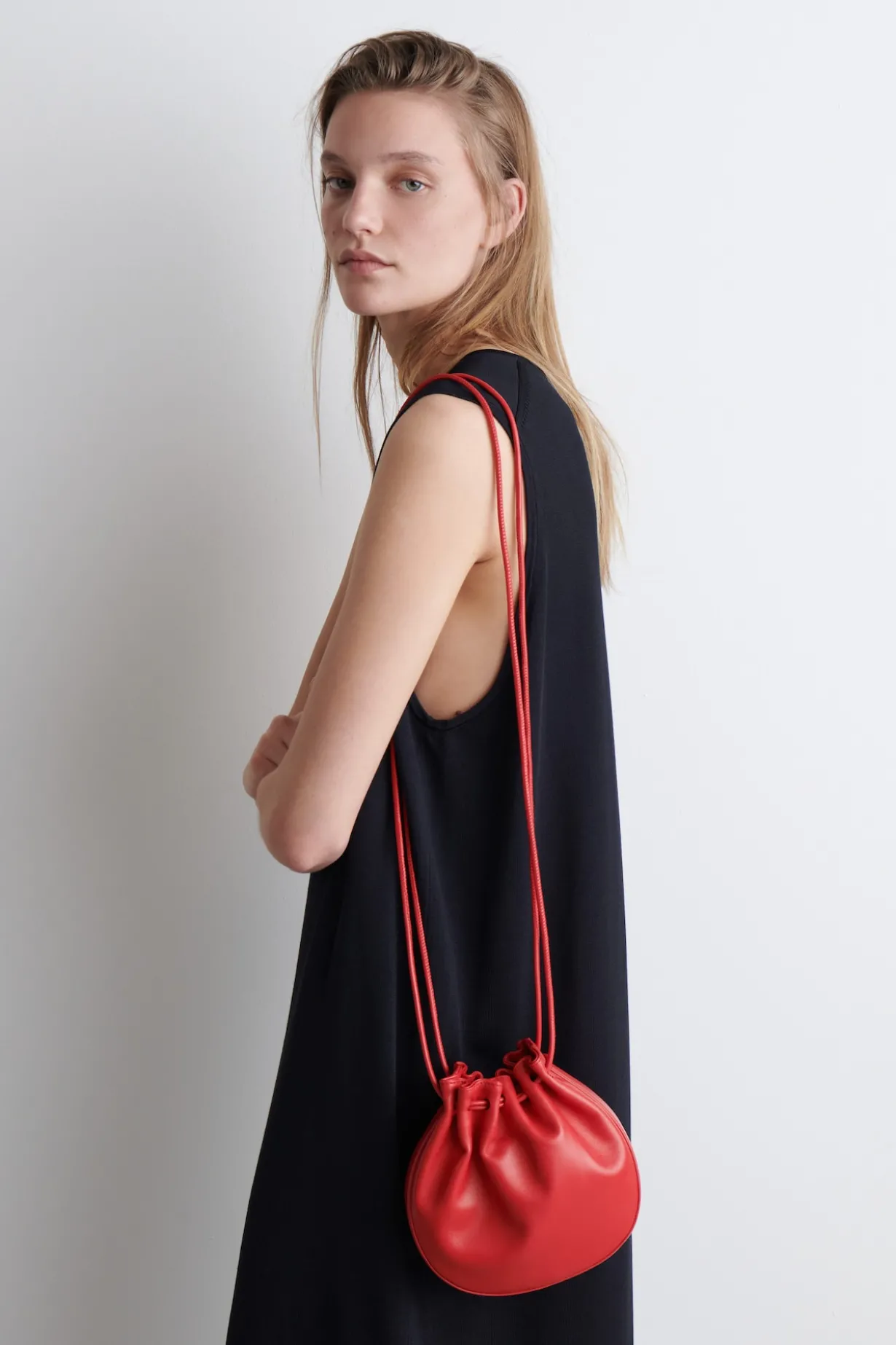 BEUTELTASCHE MIT RAFFUNGEN - LEDER
