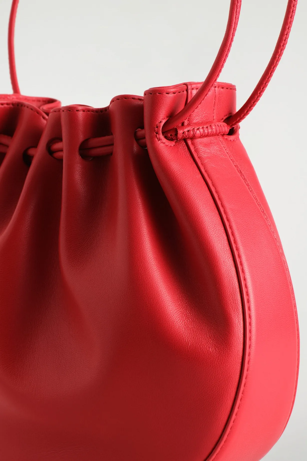 BEUTELTASCHE MIT RAFFUNGEN - LEDER