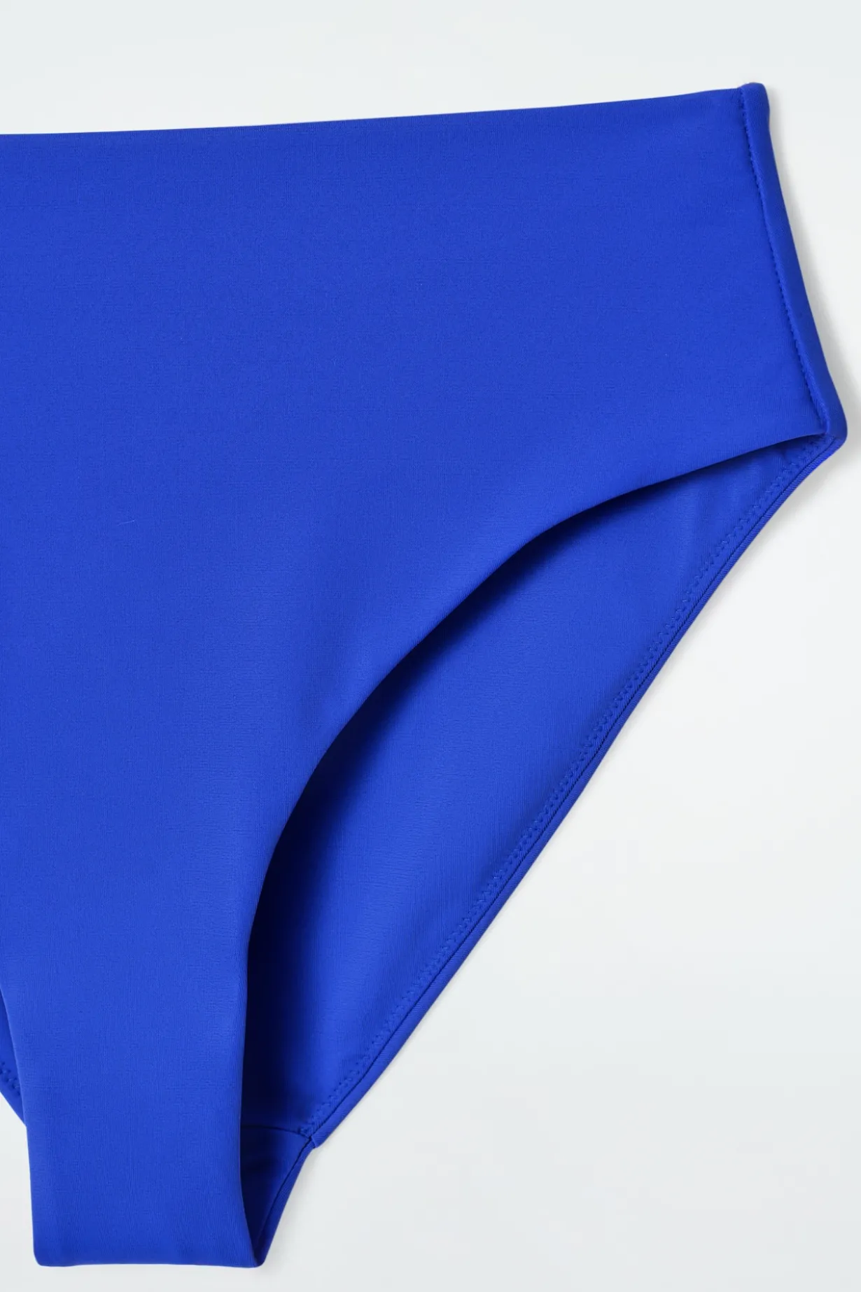 BIKINIHOSE MIT HOHEM BUND