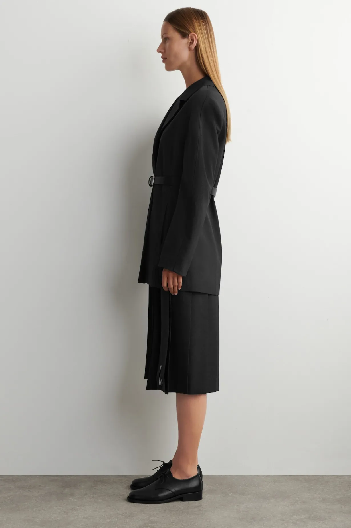 BLAZER AUS WOLL-MIX MIT GÜRTEL
