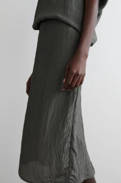BLEISTIFTROCK AUS SATIN IN KNITTEROPTIK